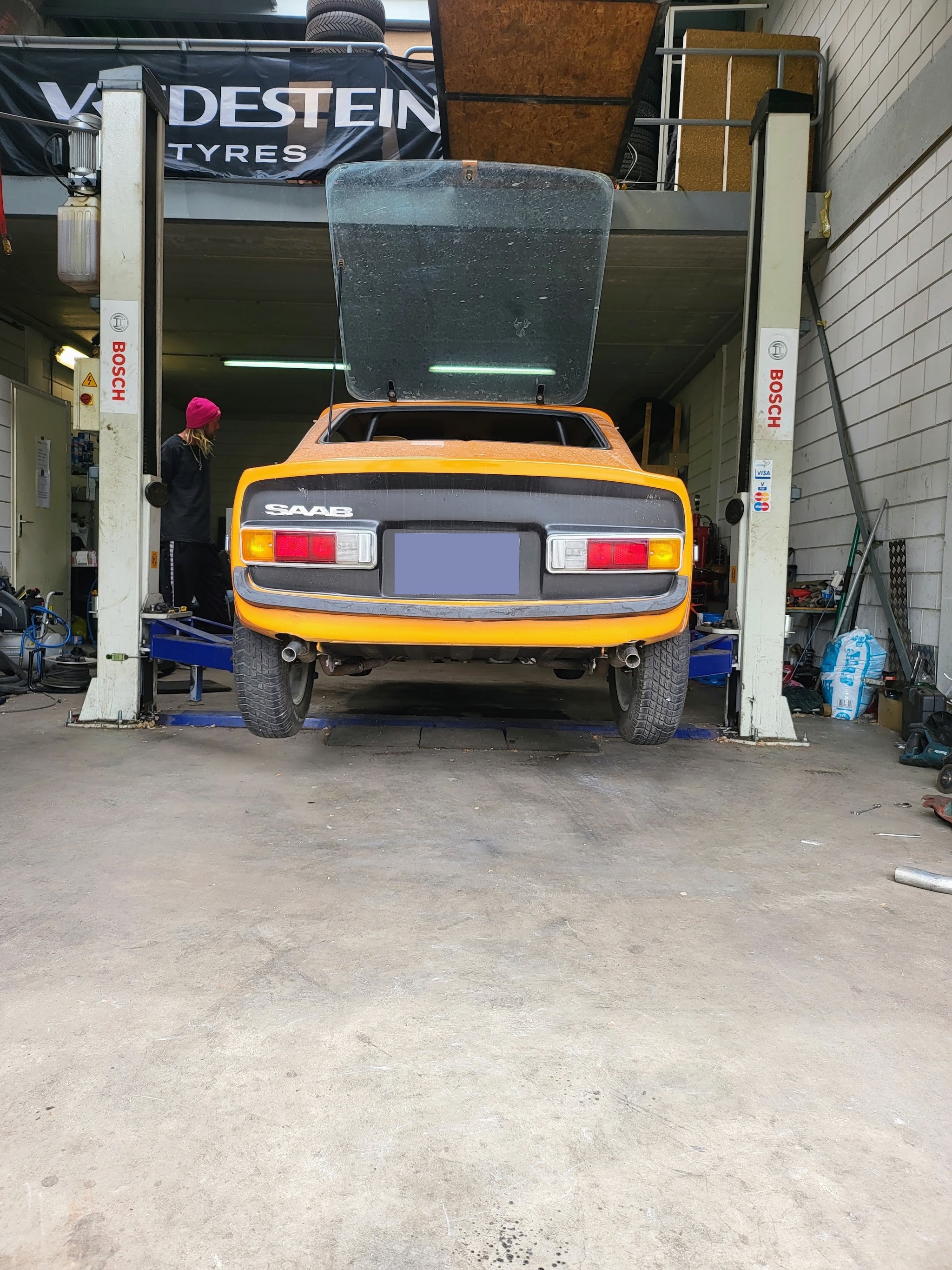 Saab Sonett op de tweekoloms hefbrug onder de Vredestein banner