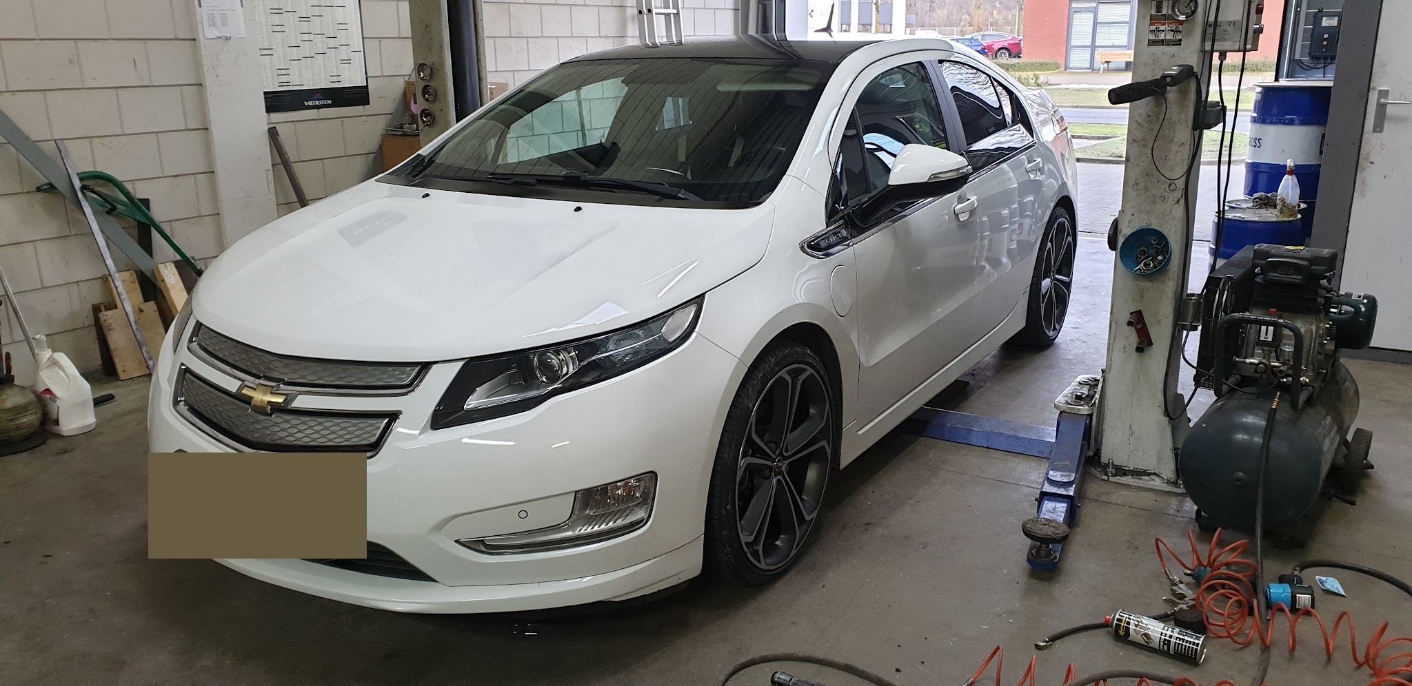 Witte Chevrolet Volt in de werkplaats